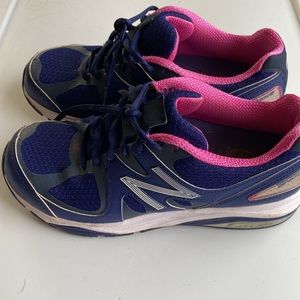 New Balance women’s running sneaker.    Sz 7.5